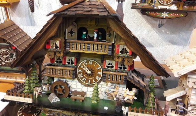 今日は、東日本橋、問屋街にあるドイツの手作り鳩時計専門店『 #森の ...